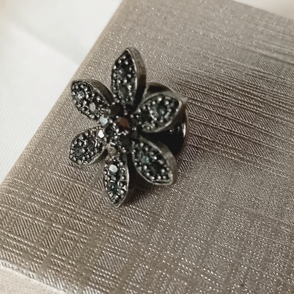 Elegant Black Rhynestone Flower Pin